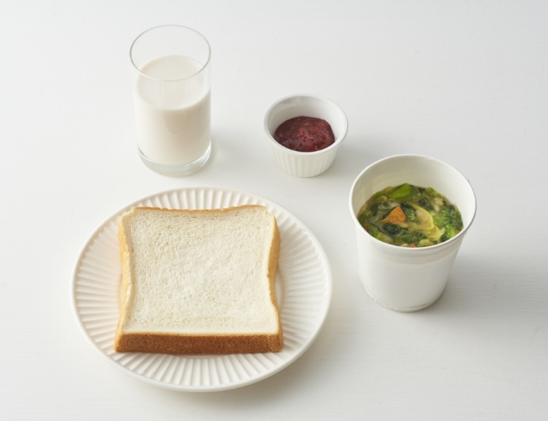 食パン、いちごジャム、野菜スープ、鉄分入り飲むヨーグルトの写真